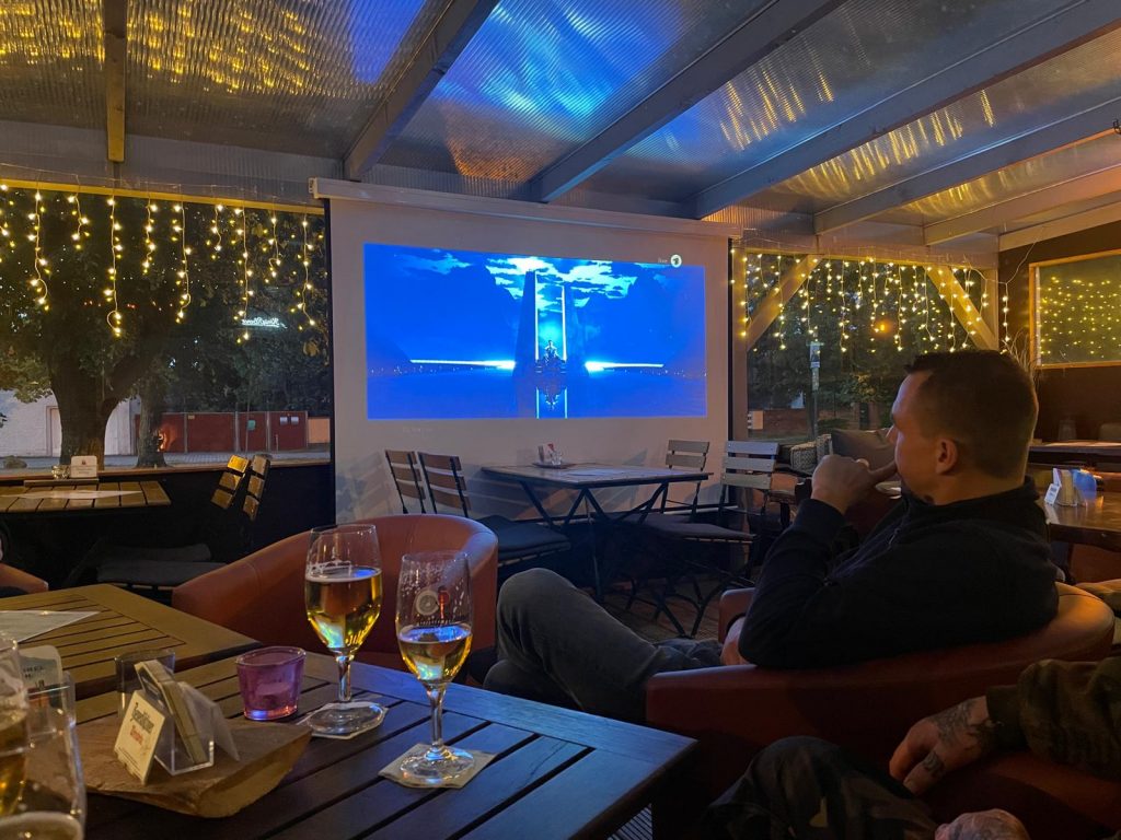 Gemütliche Terrasse der Turmhütte mit Lichterketten am Abend